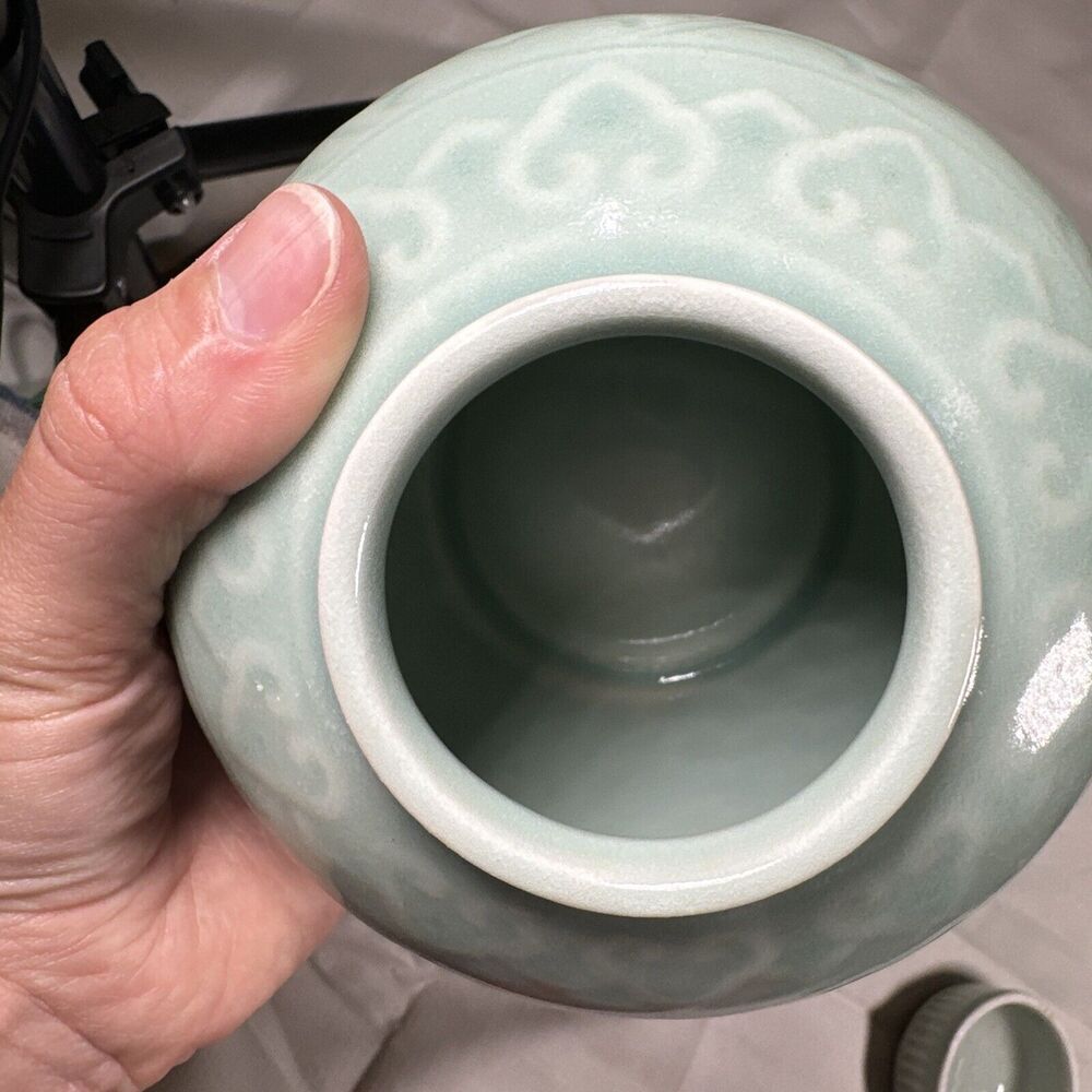 Vintage Chinese Celadon Green Porcelain Ginger Jar Lotus Motifs With Lid - Picture 8 of 16
